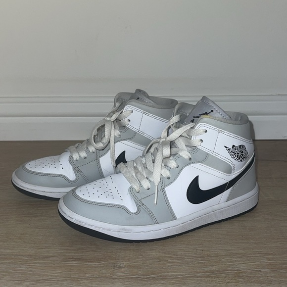 Air Jordan 1 Mid “Wolf Grey” – Women’s Size 6 - Picture 6 of 9